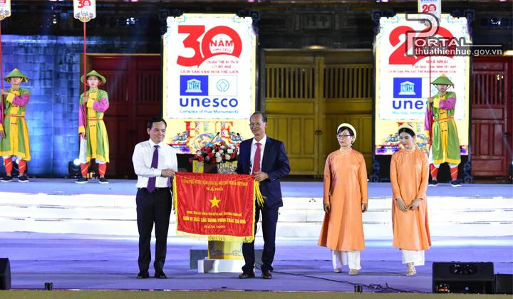 Đồng chí Trần Lưu Quang, Phó tướng Chính phủ trao tặng Cờ thi đua cho Trung tâm Bảo tồn Di tích Cố đô Huế